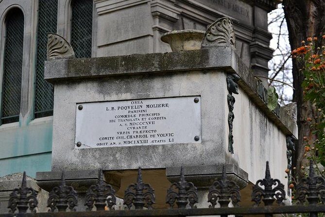 Pere Lachaise Cemetery Walking Tour in Paris - Price and value: why free (and guided) works here