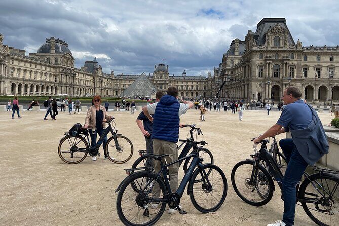 Private Paris E-bike city highlights tour - Stop 1: Invalides and Napoleon’s tomb area