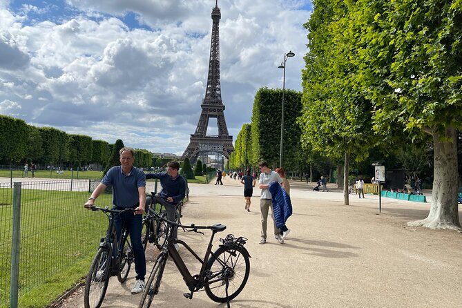 Private Paris E-bike city highlights tour - A pass by the gardens: a needed breather