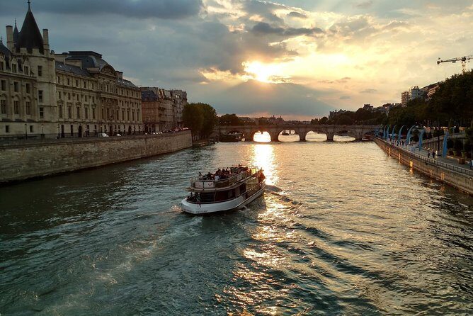 Seine River Cruise & French Crepe Tasting by the Eiffel Tower - Stop Two Crepes at Les Terrasses du Trocadéro: Sugar or Chocolate