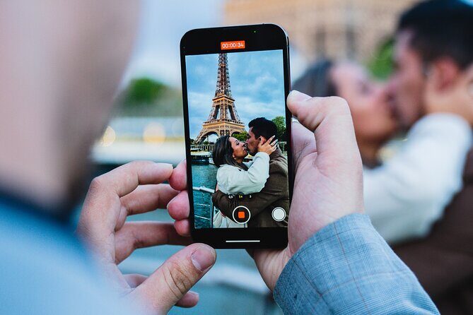 Seine River Dinner Cruise with Live Singer by VIP Yacht de Paris - Live singer onboard: good mood, mixed taste, and a dance-floor option