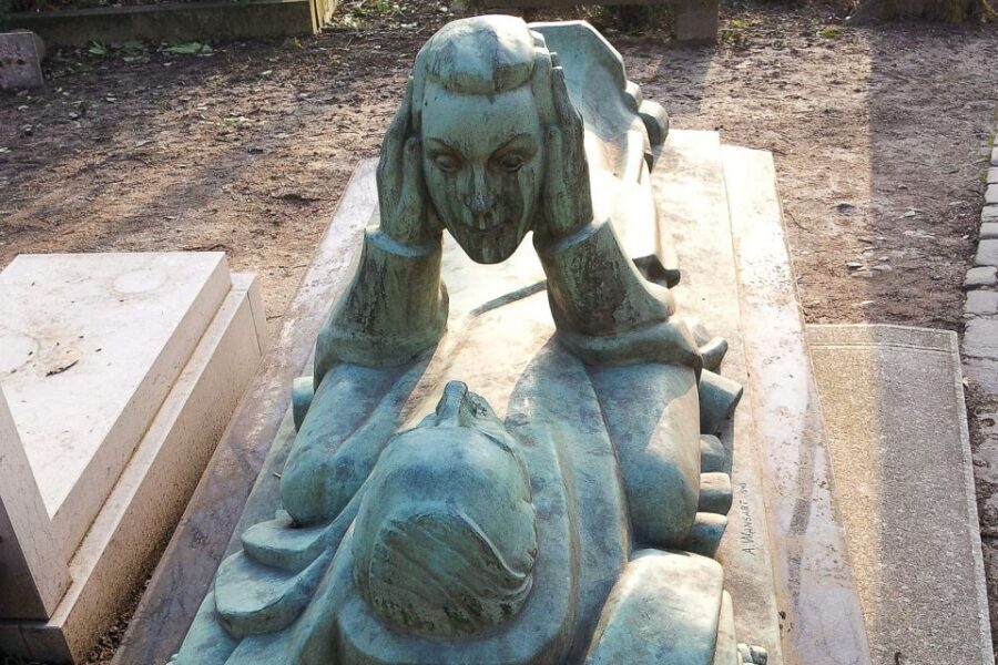 The Père Lachaise Cemetery: Guided 2-Hour Small-Group Tour - Why Père Lachaise Works Best With a Guide (Even If You Know the Names)