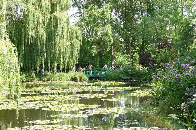 Versailles Palace and Giverny Monet House Visit with Lunch - Guided option vs audio app: which one fits your style?
