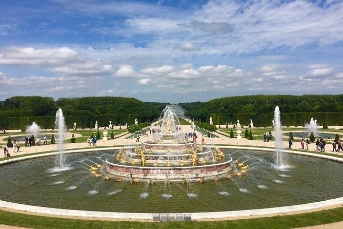 Versailles Palace & Marie-Antoinette's Estate Private Guided Tour with Lunch - Gardens of Versailles: free roam time plus 55 fountains energy