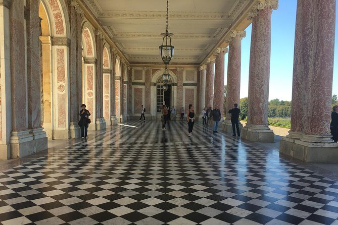 Versailles Palace & Marie-Antoinette's Estate Private Guided Tour with Lunch - Lunch by the Grand Canal: a real break in the middle of the day