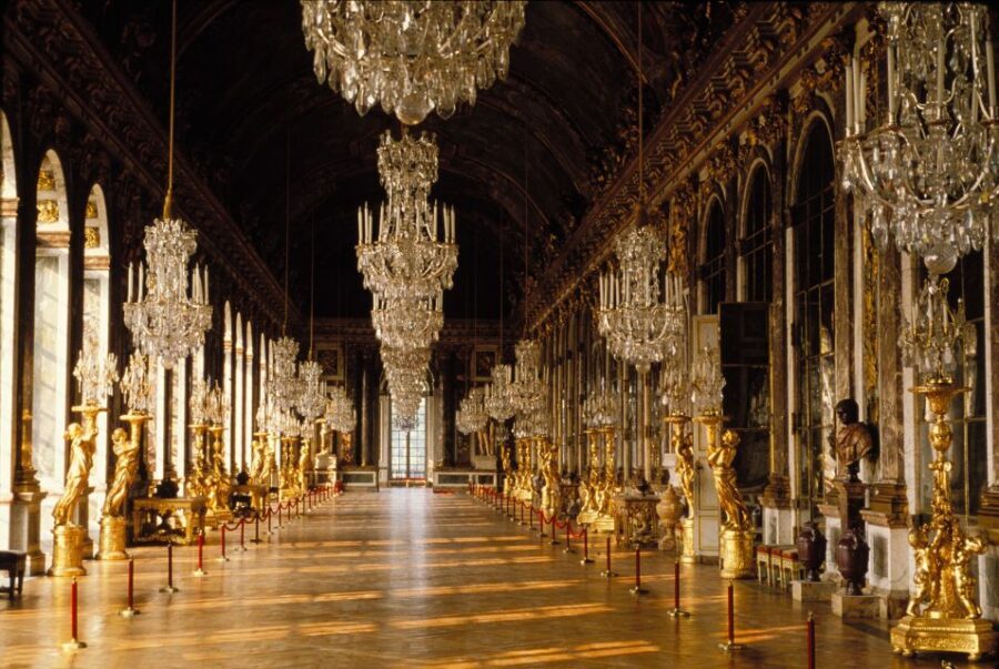 Versailles: Skip-the-Line Guided Tour of Palace with Gardens - How the guide keeps the stories clear in crowded rooms