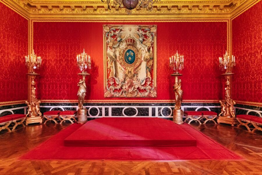 Versailles: Skip-the-Line Tour of Palace with Gardens Access - What it’s like to be with the guide: live storytelling that sticks