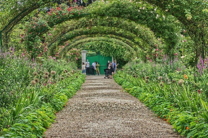 Versailles Timed Entrance Ticket and Giverny Small Group Day Trip from Paris - A Smooth Schedule That Gets You Two Iconic Days Worth of Sights