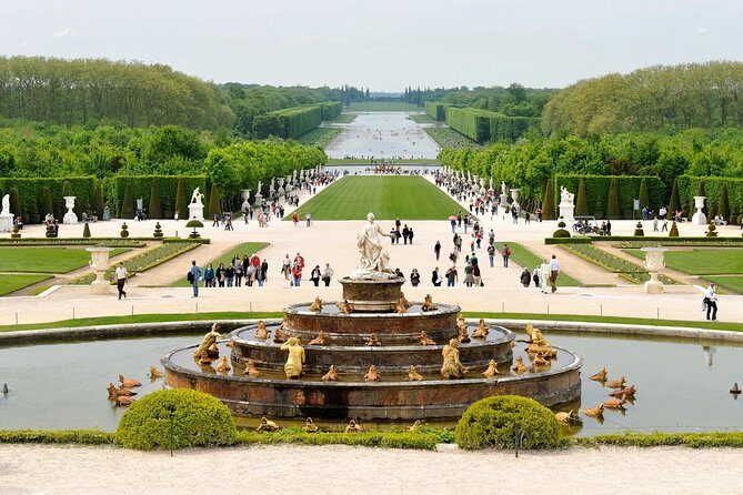 Versailles Timed Entrance Ticket and Giverny Small Group Day Trip from Paris - Saying Goodbye at the Grave: A Quiet Stop That Lands