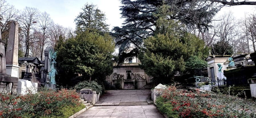 Who Killed Victor ? Escape Game at Père Lachaise Cemetery - How the game works: solve, don’t just follow