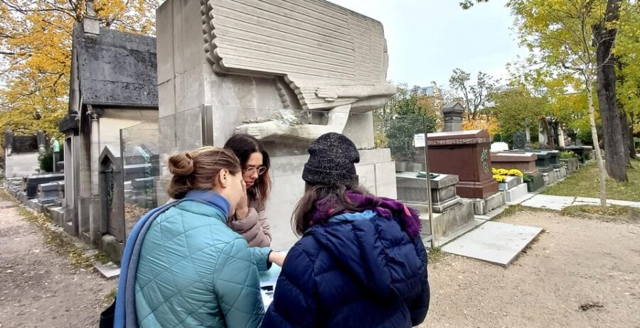 Who Killed Victor ? Escape Game at Père Lachaise Cemetery - The two-hour route: learning Père Lachaise by moving through it